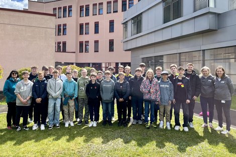 Gruppenbild vor dem Klinikum Freistadt