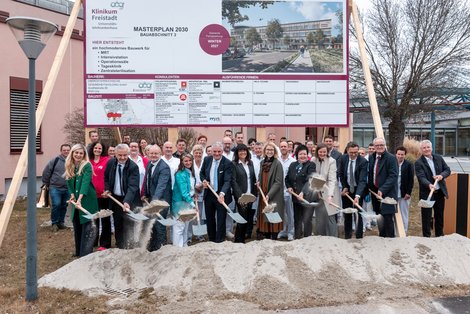 Foto 4: Große Freude herrscht auch bei den Mitarbeiterinnen und Mitarbeitern über die das große Investitionsvorhaben in den Klinikstandort Freistadt.  