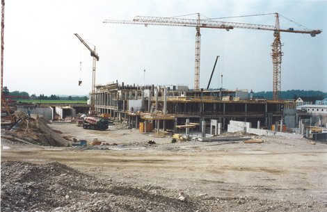 Baustelle mit Kränen