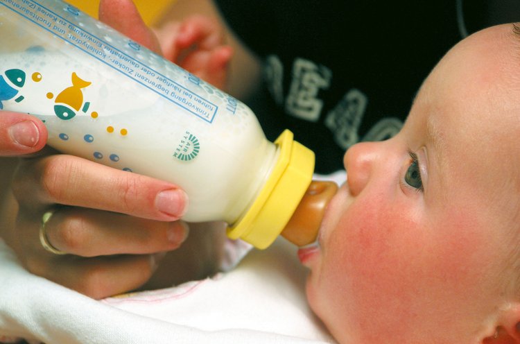 Baby wird mit Flasche gefüttert