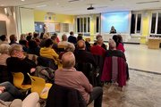 Petra Stangl-Winkler in der Aula unserer Schule