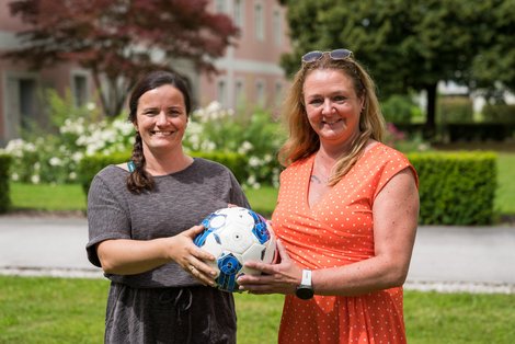 Pflegedirektorin übergibt Fußball an Mitarbeiterin