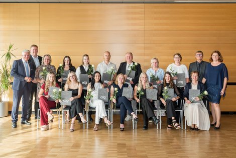 Gruppenfoto AbsolventInnen mit Rosen in den Händen