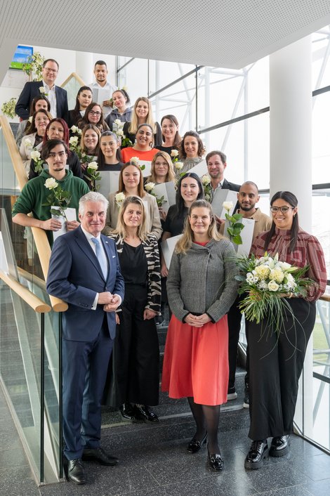 Gruppenfoto auf einer Treppe