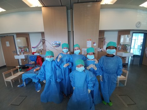 Kinder der Sommerkinderbetreuung am Kepler Uniklinikum im OP Gewand