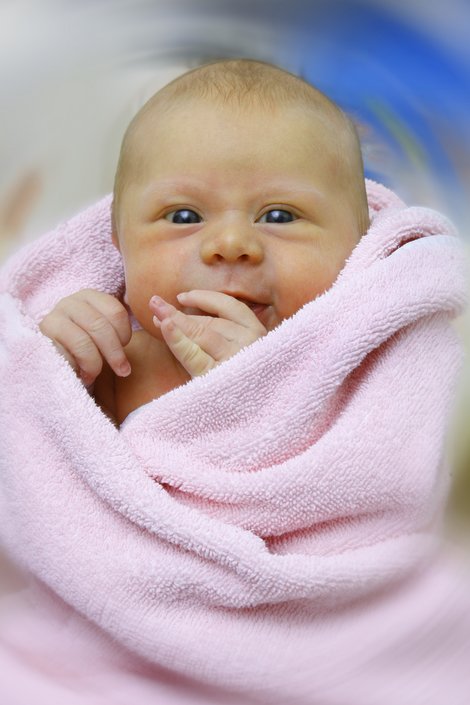 Baby in rosa Decke gewickelt