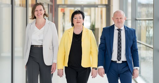 Ärztliche Direktorin Dr.in Barbara Etzlstorfer; Kaufmännische Direktorin Dipl. KH-Betriebswirtin Andrea Gündhör; Pflegedirektor DGKP Ernst Weilguny, MBA; 