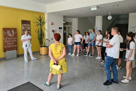 Die Pflegestarter aus Freistart werden zur Geschichte des Neuromed Campus informiert.