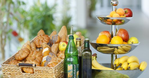 Gebäck, Ölflaschen und Obst auf einem Tisch