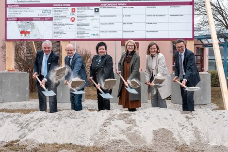 Foto 2: Mit dem heutigen Spatenstich wurde eine große Um- und Ausbauoffensive am Klinikum Freistadt gestartet. V.l.:  Der für den Bau zuständige Geschäftsführer der OÖG Mag. Karl Lehner MBA, Pflegedirektor DKGP Ernst Weilguny, Kaufmännische Direktorin Dipl. KH-BWin Andrea Gündhör, LHStv.in Mag.a Christine Haberlander, Ärztliche Direktorin Dr.in Barbara Etzlstorfer und der Vorsitzende der OÖG-Geschäftsführung Mag. Dr. Franz Harnoncourt. 