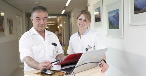 Ärzte stehen vor Laptop