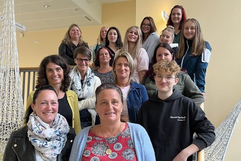 Gruppenfoto im Stiegenhaus des Klinikum Freistadt