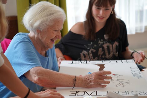 Seniorin macht Fingerabdruck auf Erinnerungsbild