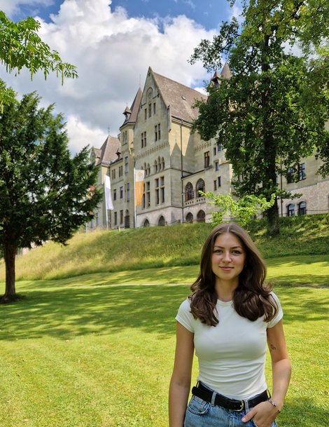 Praktikantin vor Schloss Cumberland