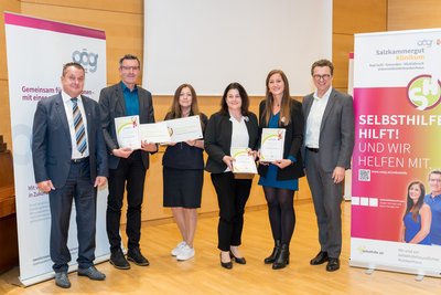 Gruppenfoto mit Zertifikat Selbsthilfefreundliches Krankenhaus