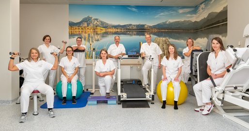 10 MitarbeiterInnen aus der Physiotherapie in einem Trainingsraum  