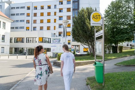 2 Mitarbeiterinnen bei der Bushaltestelle vor dem Krankenhaus in Kirchdorf