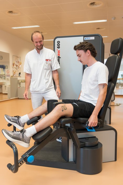 Junger Mann trainiert an Trainingsgerät