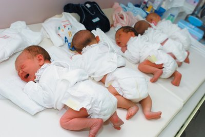 Babys am Wickeltisch aufgereiht