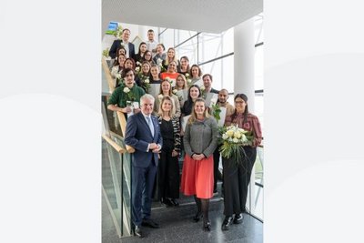 Gruppenbild auf Treppe