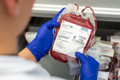 Arzt hält Blutkonserve in Händen