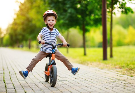 Kind beim Fahrradfahren 