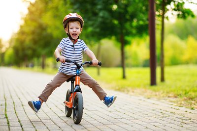 Kind beim Fahrradfahren 