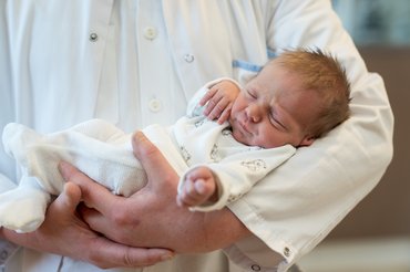 Primar Degenhart mit Baby