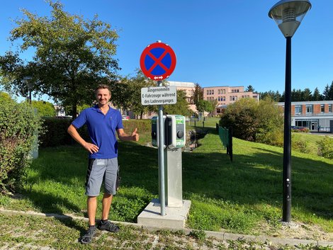 Mitarbeiter vor E-Ladestation am Klinikum Freistadt