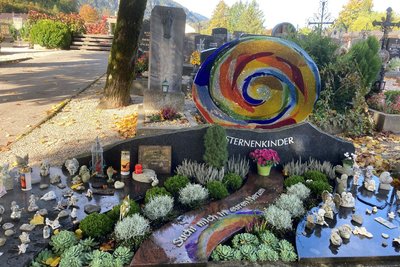 Das Grab für Sternenkinder am Friedhof in Bad Ischl 