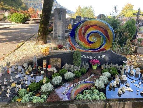 Das Grab für Sternenkinder am Friedhof in Bad Ischl 