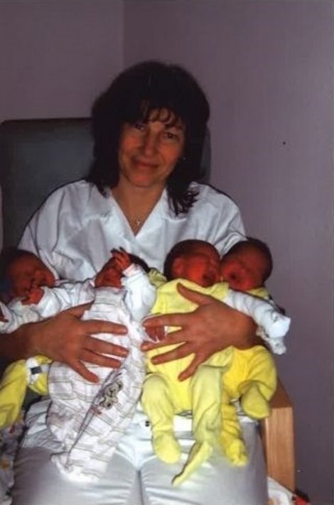 Hebamme Kaiblinger mit zwei Zwillingspärchen im Arm