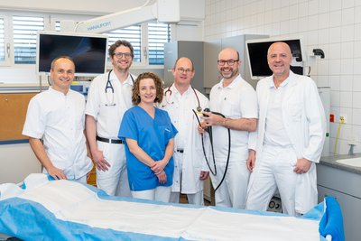 Das top-ausgebildete Team der endoskopischen Abteilung im Klinikum Rohrbach nutzt stets die neuesten medizinischen Erkenntnisse (v.l.): DGKP Franz Ganser, lt. Pfleger Endoskopie, Mag. Dr. Klemens Rosenberger, DGKPin Andrea Friedl, Prim. Dr. Stefan Ebner, OA Dr. Dominik Rammer, Prim. Priv.-Doz. Dr. Gernot Köhler, MSc, MBA, F.E.B.S.