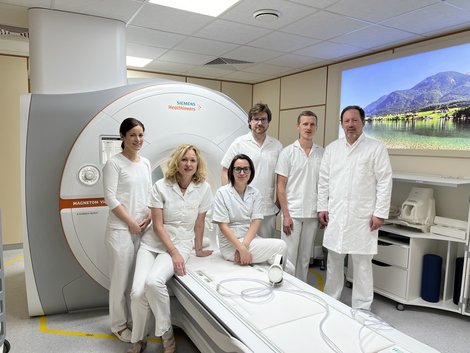 Radiologie-Team vor dem MRT-Gerät