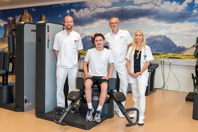 Junger Mann im Therapieraum mit Betreuerteam