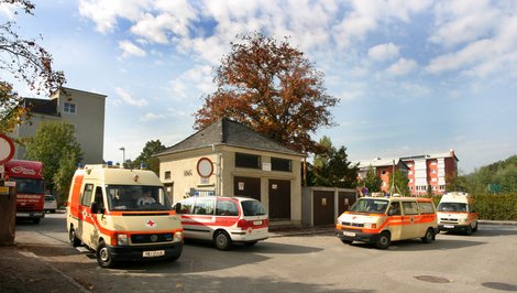 Rettungswagen bringen PatientInnen vom alten ins neue Klinikum