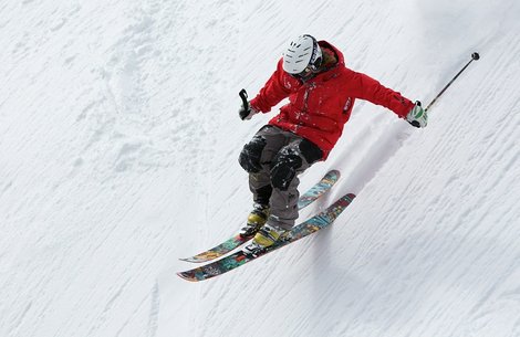 Skifahrer im Tiefschnee