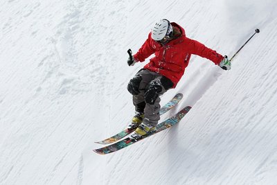 Skifahrer im Tiefschnee