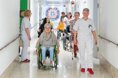 MS-PatientInnen auf der Station zum Teil im Rollstuhl oder mit Krücken