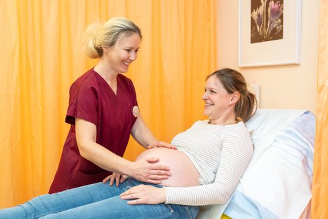 Hebamme Elisabeth Gruber bei der Betreuung einer Schwangeren in der Schwangerenambulanz des Pyhrn-Eisenwurzen Klinikums Steyr
