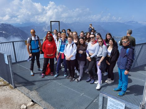 Gruppenbild der Pflegestarter mit den beiden Lehrpersonen