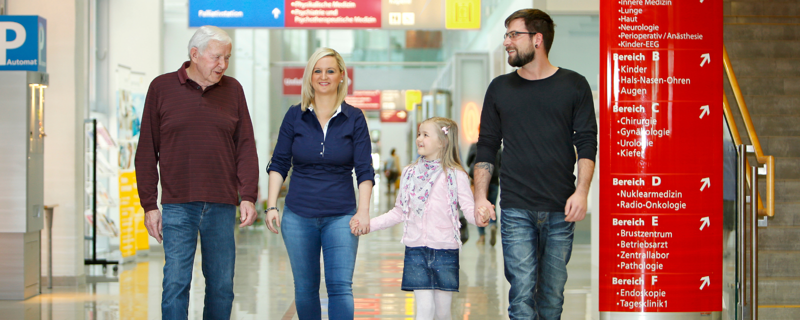 Informieren Sie sich über unsere Am Bild 4 BesucherInnen im Spital. Eine Patientin/ ein Patient darf gleichzeitig von vier Personen Besuch erhalten. BesucherInnen erhalten einen persönlichen PIN von PatientInnen. Der PIN wird am Eingang abgefragt.