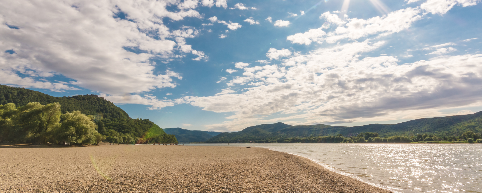 Flusslandschaft mit Strand, Wolken, Sonne, Bäume, Hügel