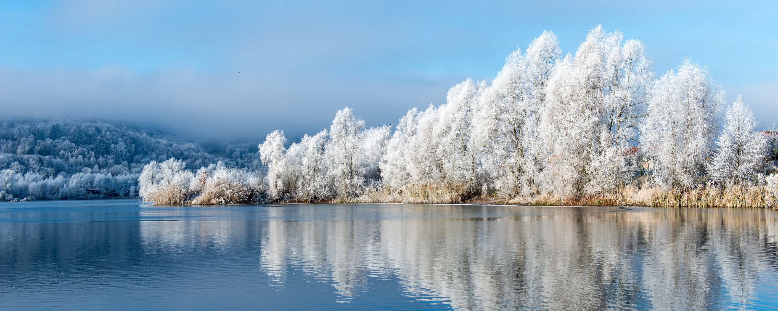 Schöne Winterlandschaft mit See