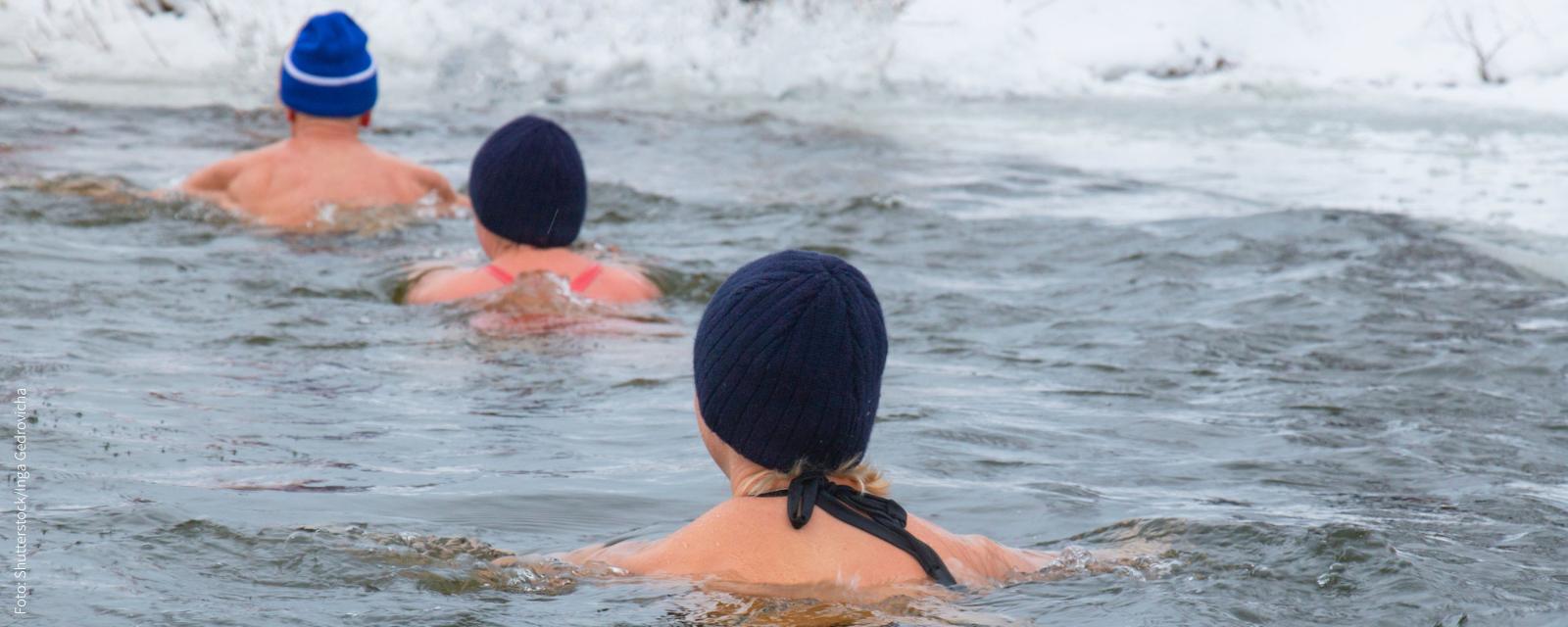 3 Personen beim Eisbaden