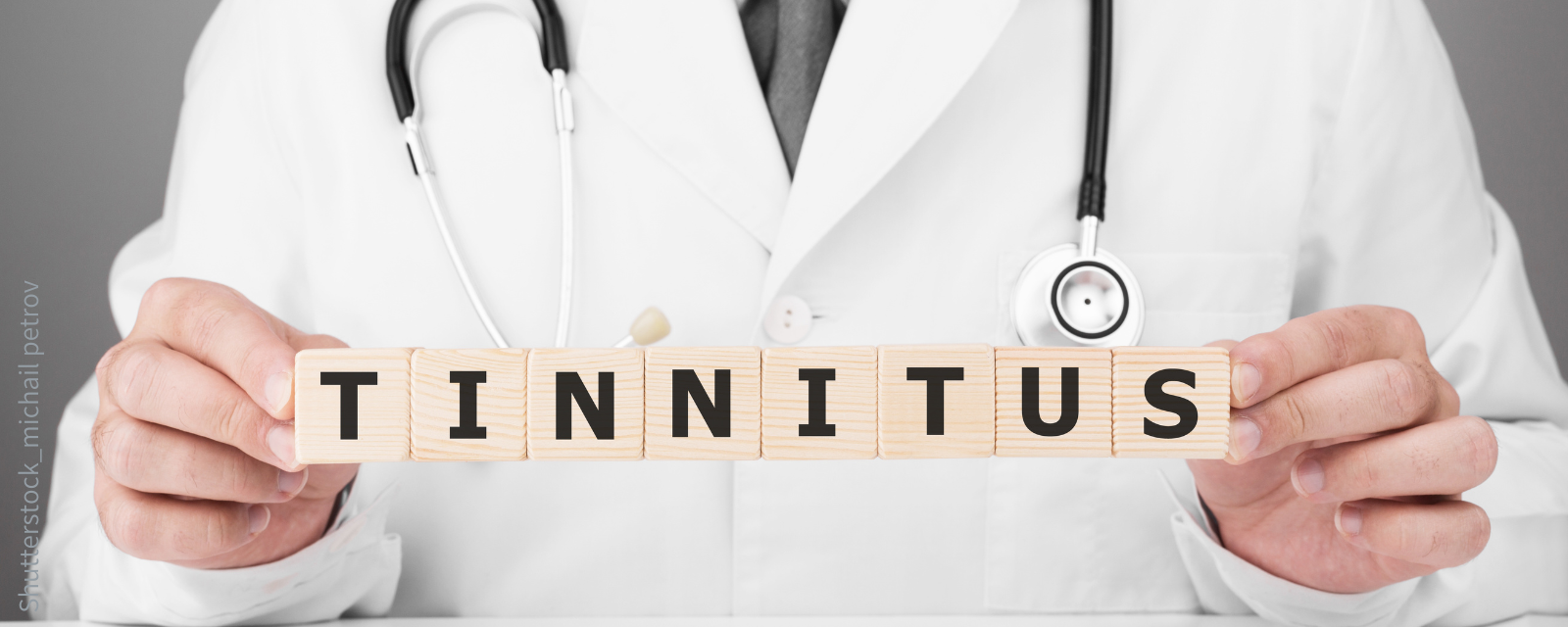 Arzt hält Buchstaben mit "Tinnitus"
