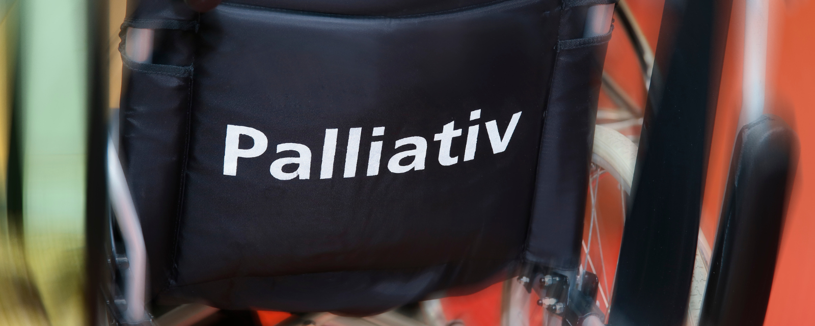 Rollstuhl mit der Aufschrift "Palliativ"